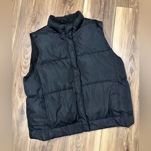 GAP women’s down zip up Vest L